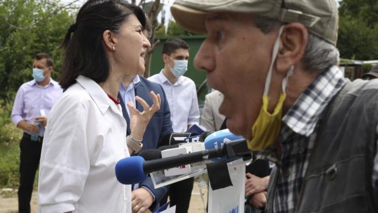 Revolta pensionarilor – Ministrului Muncii acuzată cu moarte: „Eu te omor cu mâna mea!”