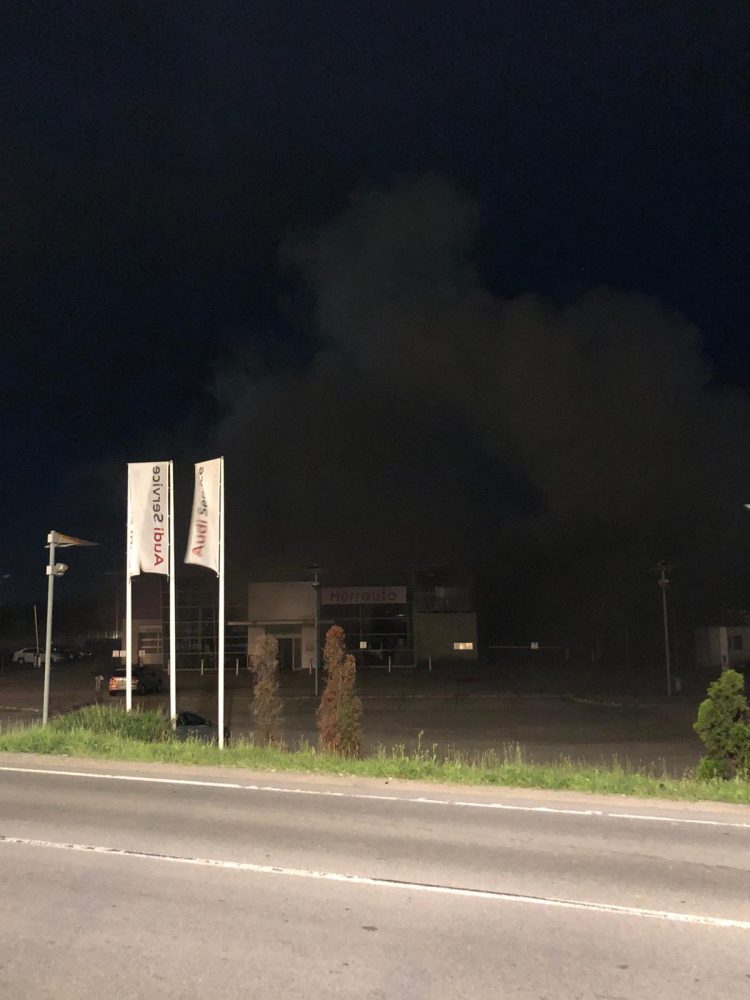 Incendiu la o reprezentanță auto de pe Bulevardul Independenței – FOTO și VIDEO