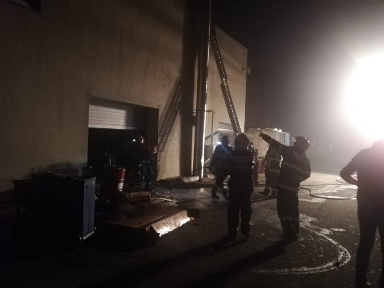 Mașini salvate din flăcări de pompierii băimăreni – FOTO și VIDEO