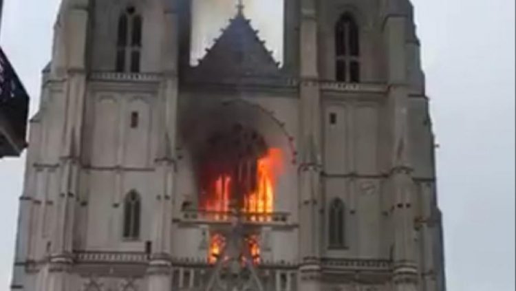 Cine este piromanul de 39 de ani care a incendiat catedrala din Nantes