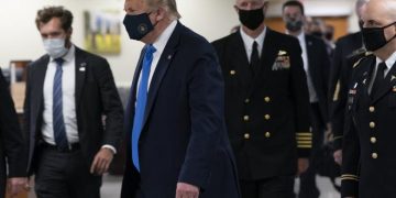 Donald Trump apare purtând mască în public pentru prima dată