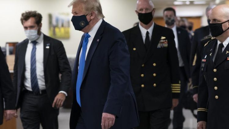 Donald Trump apare purtând mască în public pentru prima dată