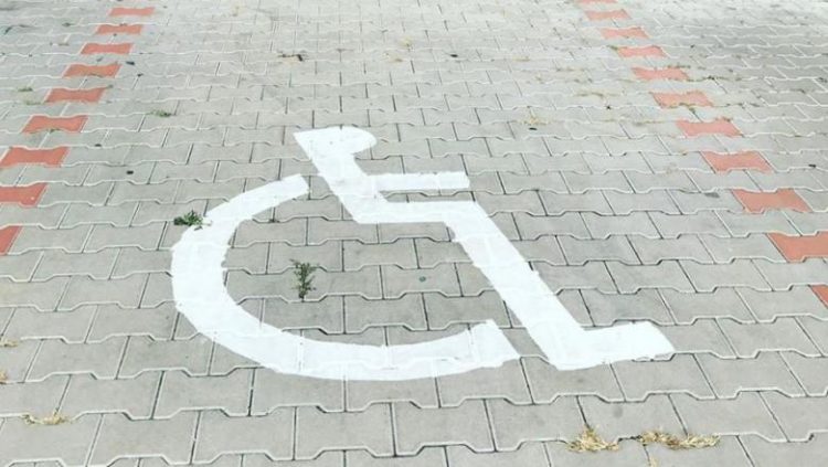 Amenzi uriașe pentru cei care parchează pe locurile rezervate persoanelor cu dizabilităţi