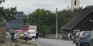 Accident la Lăpuşel, o maşină a ajuns în şanţ – foto