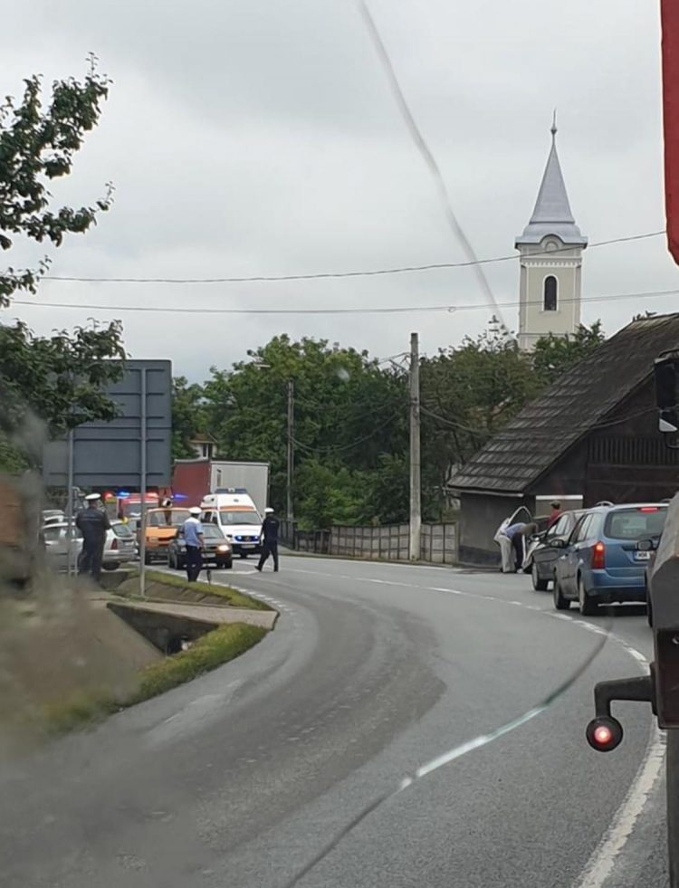 Accident la Lăpuşel, o maşină a ajuns în şanţ – foto