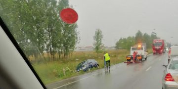 O maşină a plonjat în şanţ, la ieşirea din Recea – FOTO