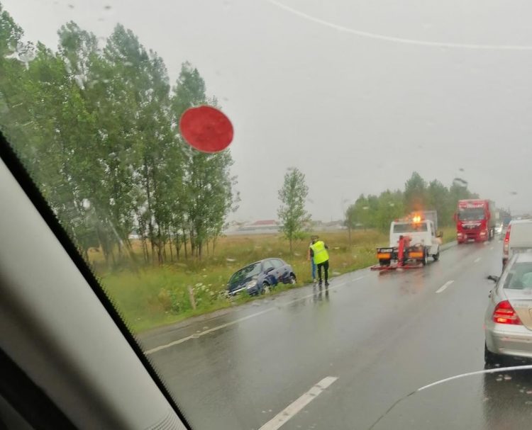 O maşină a plonjat în şanţ, la ieşirea din Recea – FOTO