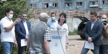 Bătrânul care s-a certat cu Violeta Alexandru, amendat. Carmen Avram: Trăiască democraţia în România