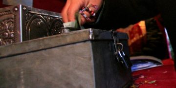 Un minor a ajuns pe mâna poliţiei după ce a furat bani dintr-o biserică din Seini