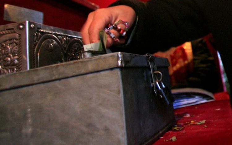 Un minor a ajuns pe mâna poliţiei după ce a furat bani dintr-o biserică din Seini