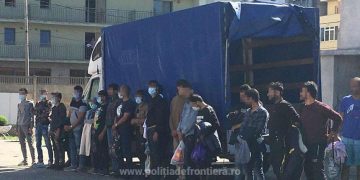 23 de cetăţeni din Siria, Palestina şi Egipt, descoperiţi într-o autoutilitară, la Punctul de Trecere a Frontierei Petea