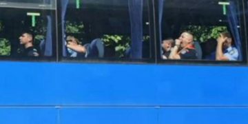 Jandarmi fără măști de protecție în autobuz