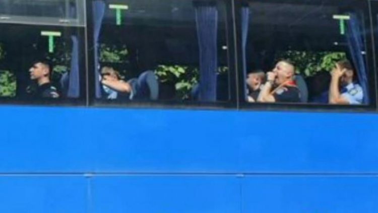 Jandarmi fără măști de protecție în autobuz