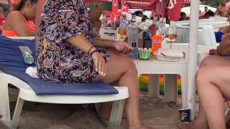 Semințe, şezlong de 1.000 de lei, șampanie scumpă şi nesimţire… pe plajă la Mamaia