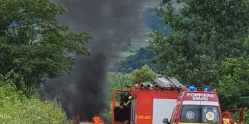 O maşină s-a făcut scrum la Rogoz – foto