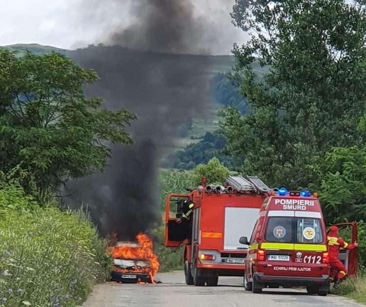 O maşină s-a făcut scrum la Rogoz – foto