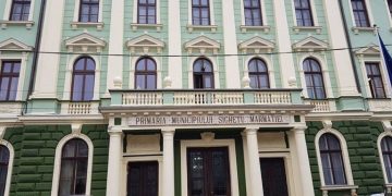 Femeie din Rona de Jos, cercetată pentru distrugere după ce în toiul nopţii a spart cu pietre mai multe geamuri ale Primăriei Sighetu Marmației