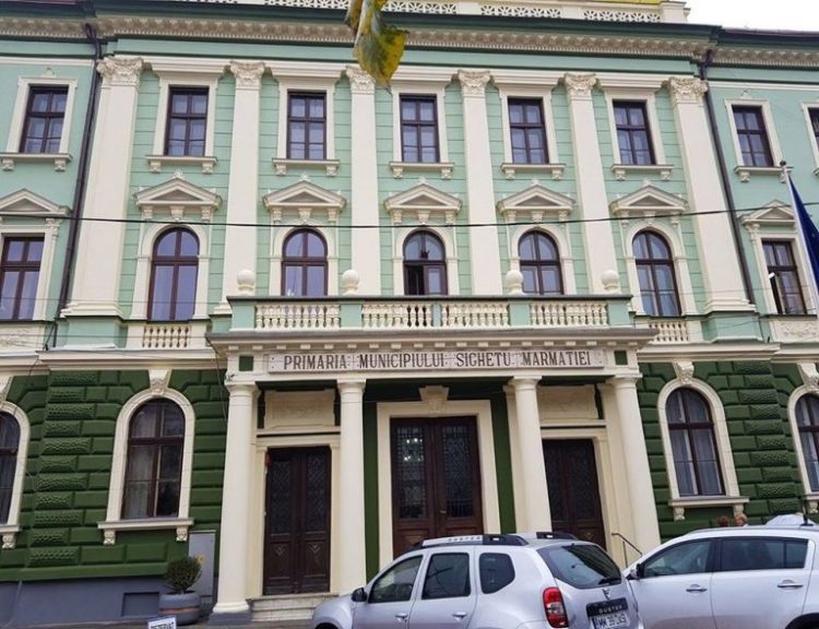 Femeie din Rona de Jos, cercetată pentru distrugere după ce în toiul nopţii a spart cu pietre mai multe geamuri ale Primăriei Sighetu Marmației