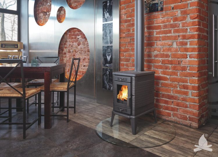 Nu-ți permiți un șemineu? Soba pe lemne devine alternativa financiară perfectă