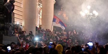 Proteste violente în Serbia după se s-a hotărât revenirea la „starea de urgenţă”