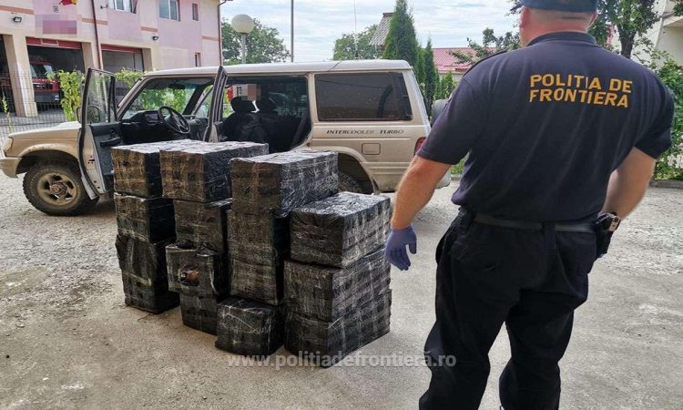 Aproximativ 10.000 pachete cu țigări de contrabandă transportate cu drona şi maşina, confiscate la granița de nord