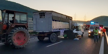 Cu tractorul pe autostradă? Un accident cumplit din România ne aminteşte realitatea cruntă