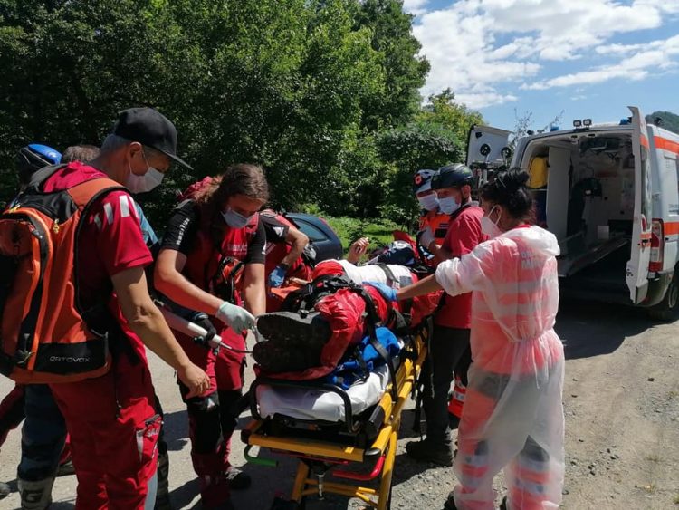 Intervenție în forță. Salvamontiștii maramureșeni au salvat un motociclist rănit