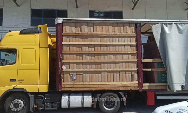 CAPTURĂ DE ŢIGĂRI RECORD ÎN ACEST AN: 162.500 pachete cu țigări, ascunse într-un camion la Punctul de Trecere a Frontierei Bechet