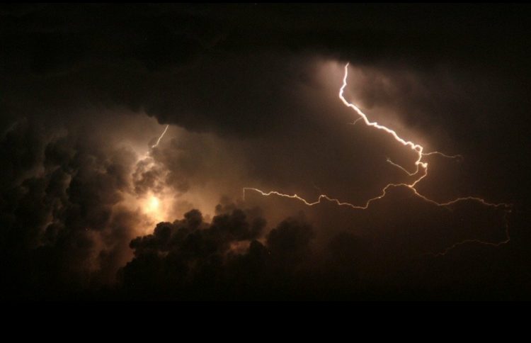 Cod roșu și portocaliu de furtuni. Care sunt județele afectate