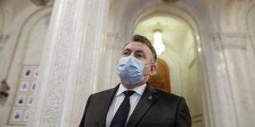 Ministrul Sănătății, Nelu Tătaru, anunță că nerespectarea regulilor, poate duce la impunerea unor noi restricții în anumite zone