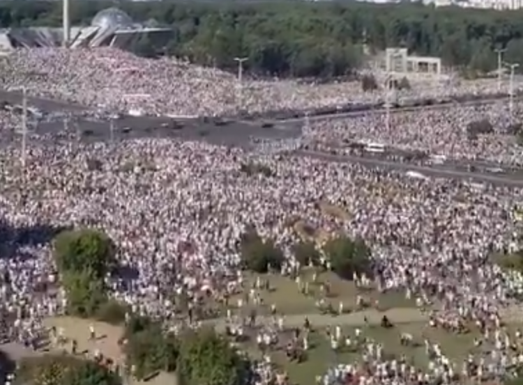 Sute de mii de oameni au ieșit pe străzile din Belarus și cer demisia președintelui Lukașenko