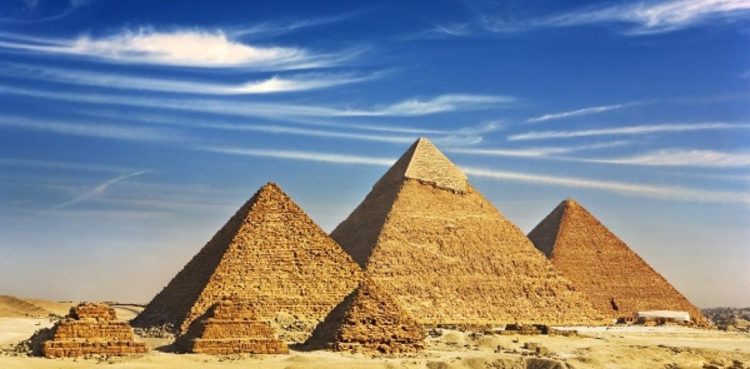 MAE: Testul Covid devine obligatoriu și pentru turiștii care merg în Egipt