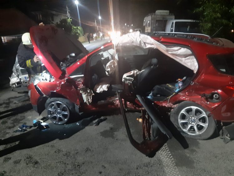 IMAGINI de la impactul dezastruos din Borşa. Două maşini implicate, trei victime încarcerate