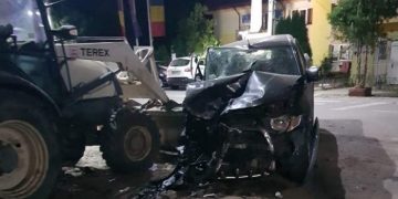 Un mort şi opt răniţi după ce mai mulţi tineri s-au urcat în remorca unei maşini