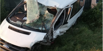 Un tânăr de 20 ani a adormit la volanul unui microbuz. Nouă persoane au ajuns la spital