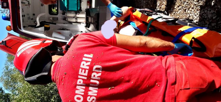 Bărbat accidentat după ce a căzut tractorul peste el, la Săliştea de Sus – foto