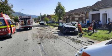 Impact mortal. Doi tineri, de 15 şi 21 de ani, au murit într-un accident rutier. O a treia persoană a fost transportată la spital