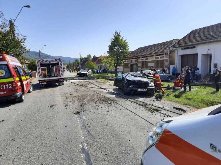 Impact mortal. Doi tineri, de 15 şi 21 de ani, au murit într-un accident rutier. O a treia persoană a fost transportată la spital