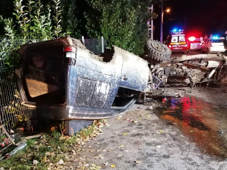 Grav accident rutier pe Valea Borcutului. Patru victime, după ce o maşină s-a răsturnat – FOTO