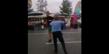 Client bătut crunt, de paznicul unui supermarket din Cluj – video