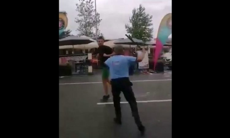 Client bătut crunt, de paznicul unui supermarket din Cluj – video