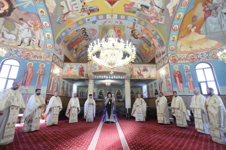Târnosire și Sfântă Liturghie Arhierească în Parohia Buciumi