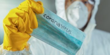 Un bărbat infectat cu coronavirus s-a ales cu dosar penal după ce a fugit din spital