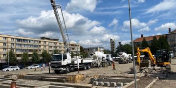 Unii muncesc, alții fac meeting-uri electorale, să se laude singuri. Fapte, nu vorbe