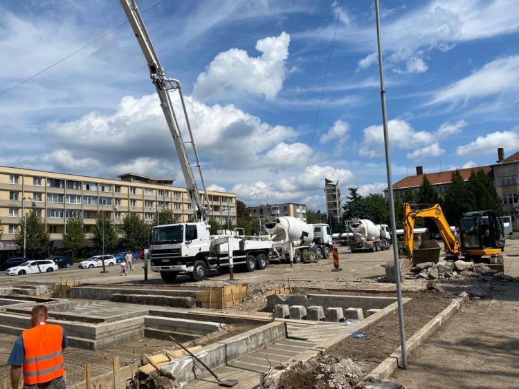 Unii muncesc, alții fac meeting-uri electorale, să se laude singuri. Fapte, nu vorbe