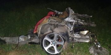 BMW făcut bucăți care au zburat pe câmp, șoferul a intrat cu toată viteza într-un TIR