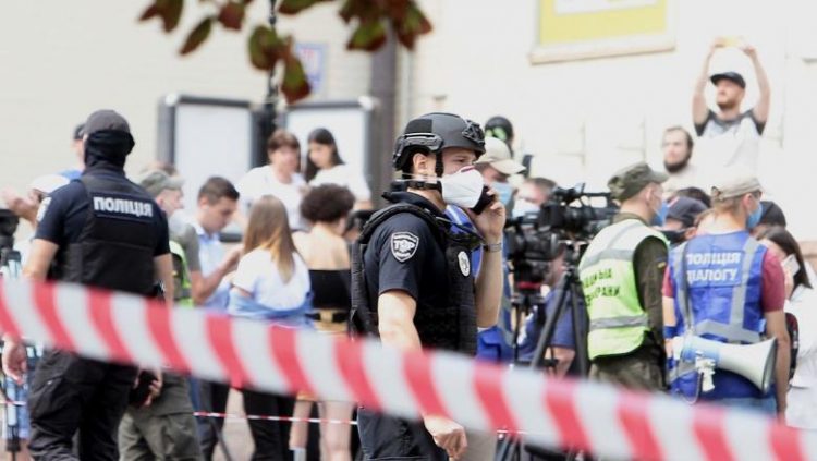 Alertă în Ucraina! O nouă luare de ostatici. Un individ amenință că aruncă în aer o bancă din Kiev