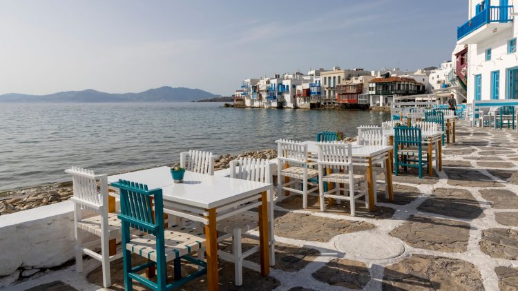 Noi restricţii impuse de Grecia în două dintre cele mai populare zone turistice, din cauza creșterii numărului cazurilor de Covid