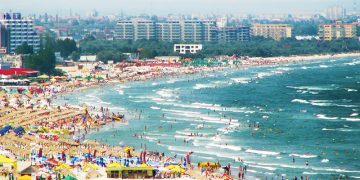 Litoralul mării, un focar de nereguli. Ministrul Sănătății dă vina pe turism pentru răspândirea Covid-19