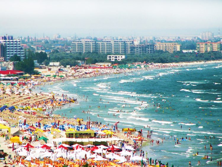 Litoralul mării, un focar de nereguli. Ministrul Sănătății dă vina pe turism pentru răspândirea Covid-19